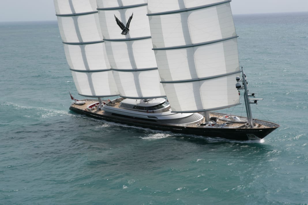 5e place, "Maltese Falcon" : grâce à sa silhouette incomparable, le design Ken Freivokh/Gerard Dijkstra est identifiable de loin. Le tycoon de la joint-venture Tom Perkins († 2016) a osé l'un des projets les plus excitants de l'histoire du yachting avec le gréement Dyna, jamais réalisé à l'époque. En 2009, la femme d'affaires grecque Elena Ambrosiadou a repris "Maltese Falcon". 88,00 mètres, année 2006, surface de voile 2.400 m².