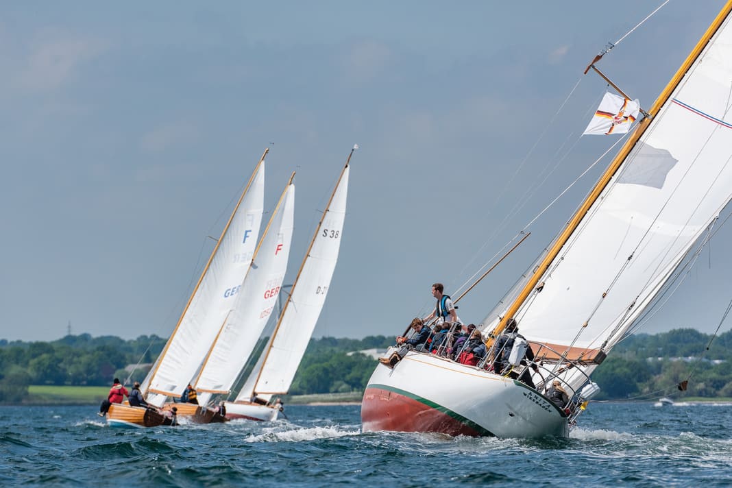 The twelve-wheeler "Anita" clears the field from astern | Photographer: MOR PR