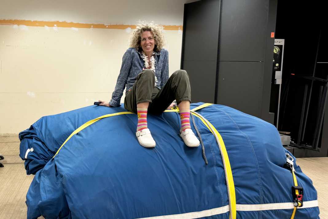 Angela Abshier siede su un pacco vela di diverse tonnellate.