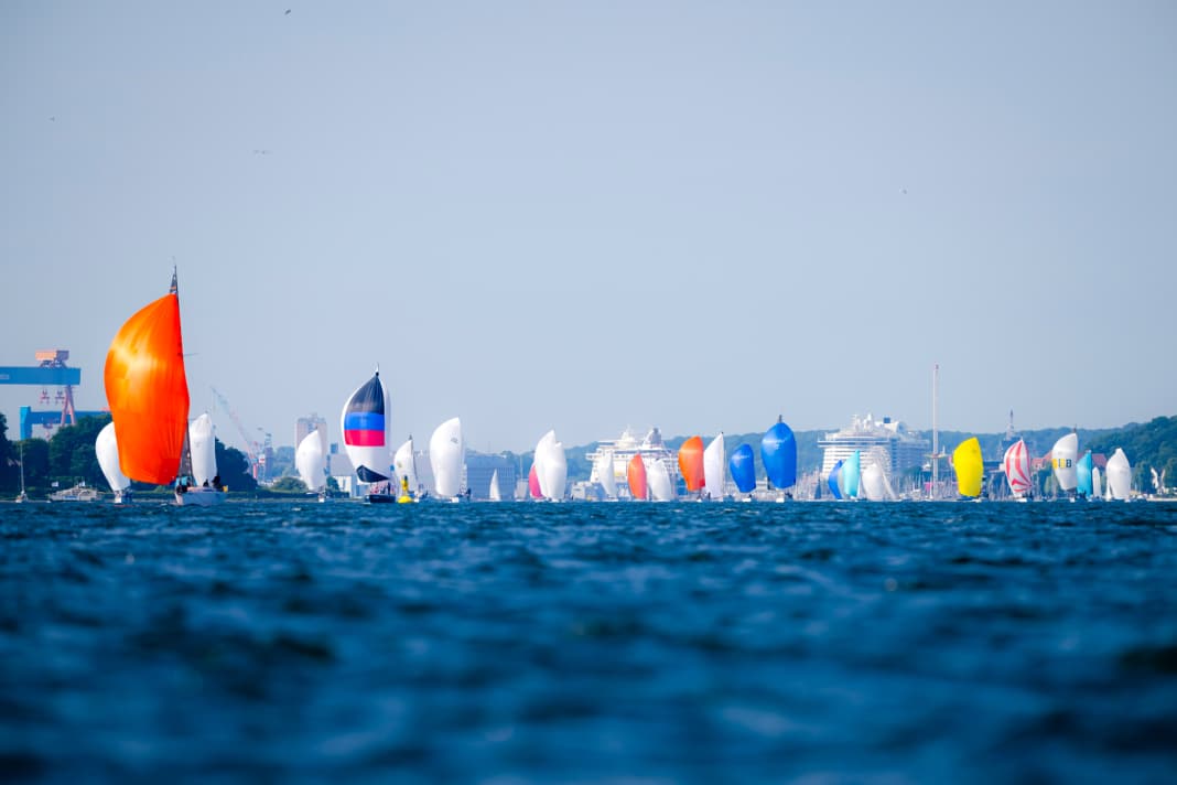 Die Aalregatta von Kiel nach Eckernförde markiert den so klassischen wie bildstarken Auftakt zur Kieler Woche.