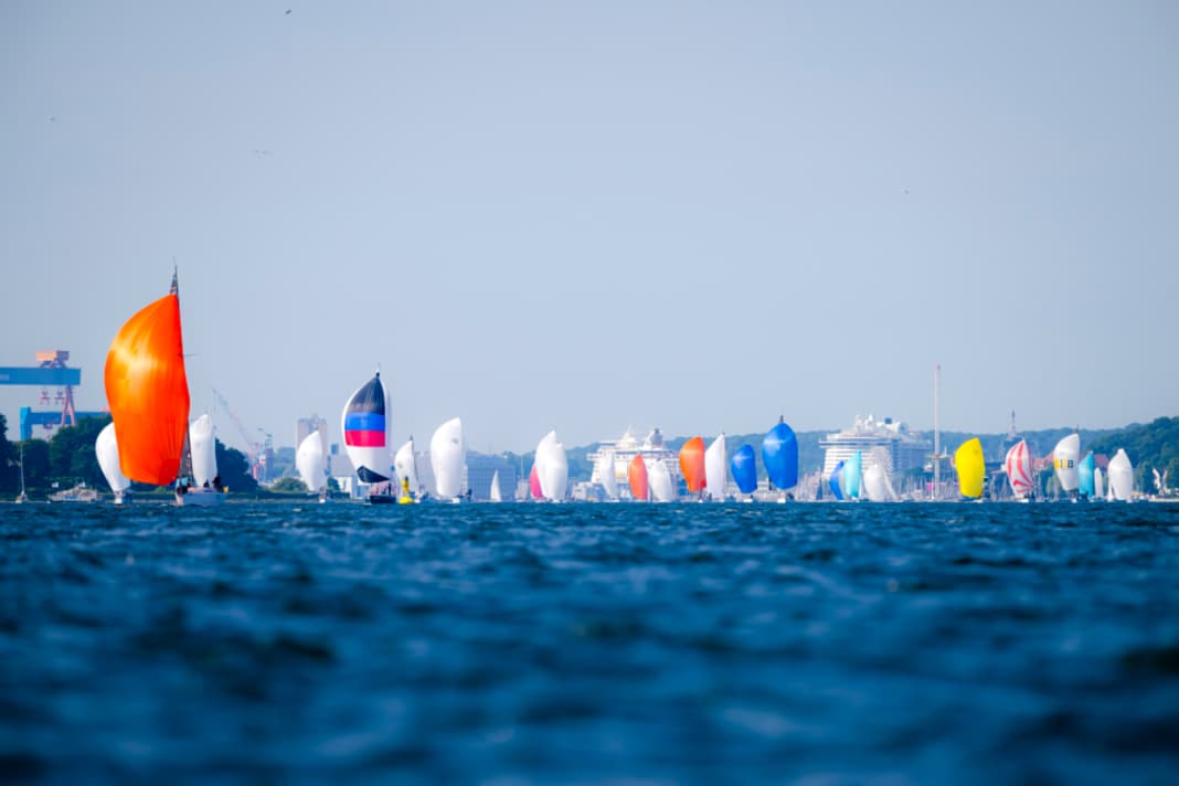 Inizio colorato all'interno della regata delle anguille con vento molto leggero.