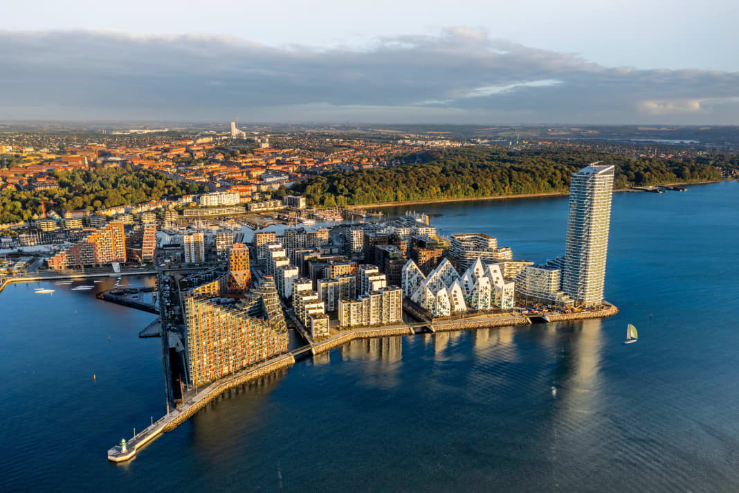 The hypermodern waterfront is the first thing sailors see of Aarhus. Behind it is the old town centre. It is characterised by student life and full of sights. The islands of Samsø and Tunø off the coast of the bay are also well worth a detour