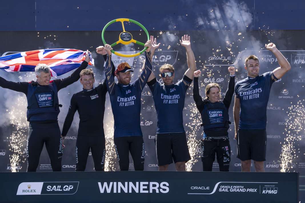 Le héros local australien Luke Parkinson est le premier de l'équipe gagnante britannique à pouvoir lever vers le ciel le volant gagnant aux couleurs de l'événement, le vert et le jaune - un beau geste de l'équipe.