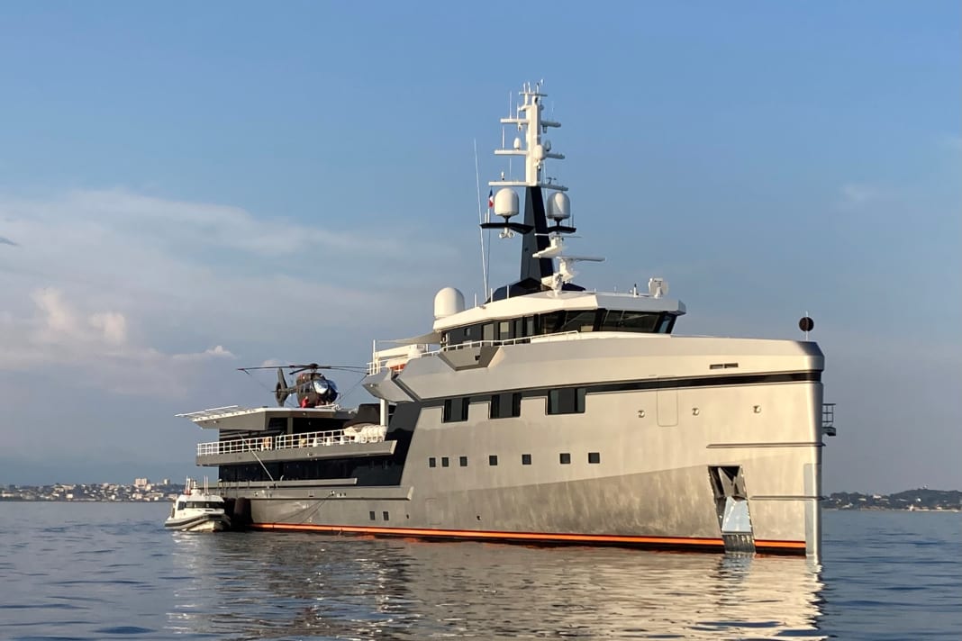 L'"Abeona", lungo 75 metri, è la nave di scorta dello yacht a vela di 125 metri di Jeff Bezos.