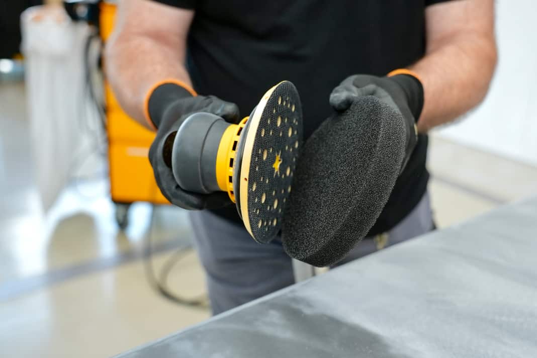 Il tampone chiamato Abraclen è costituito da una schiuma a pori grossi e viene fissato con un velcro sulla levigatrice rotorbitale.