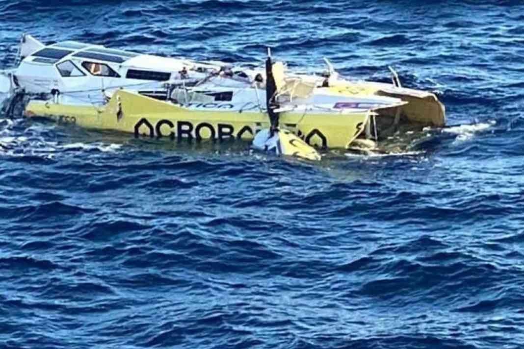 East of the Azores, the Class 40 "Acrobatica" was sighted by a cargo ship four months after the serious collision