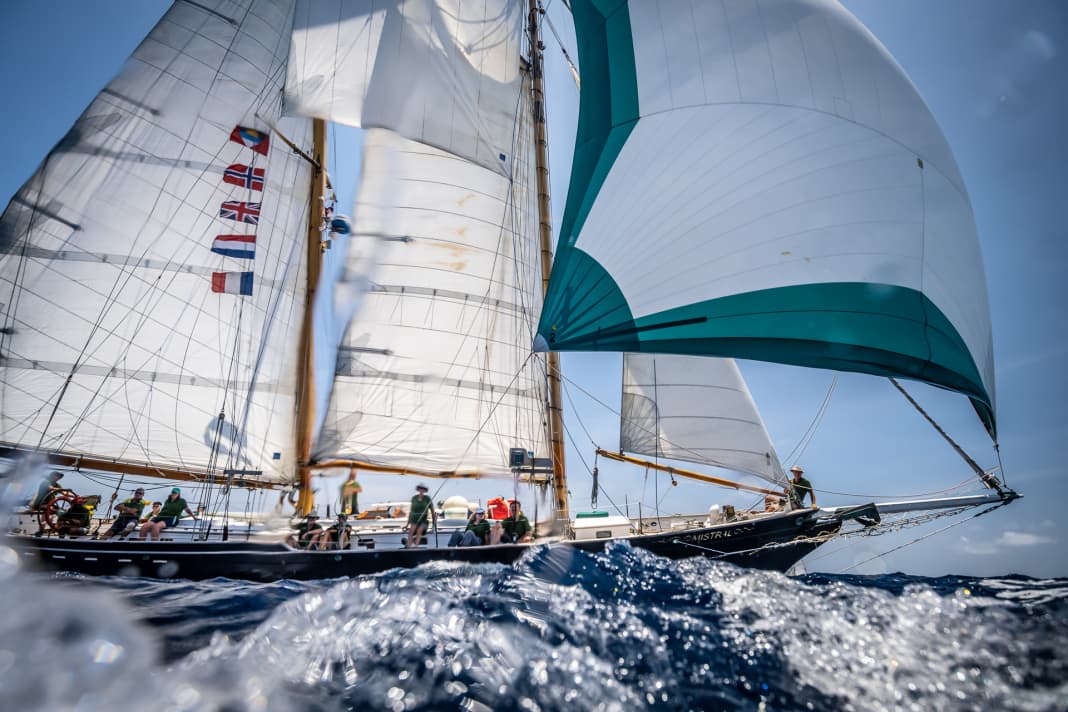 Klassische Yachten vor karibischer Traumkulisse, entstanden bei der diesjährigen Antigua Classic Week