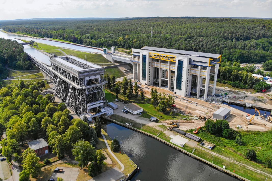 The old (left) and new (right) Niederfinow boat lift