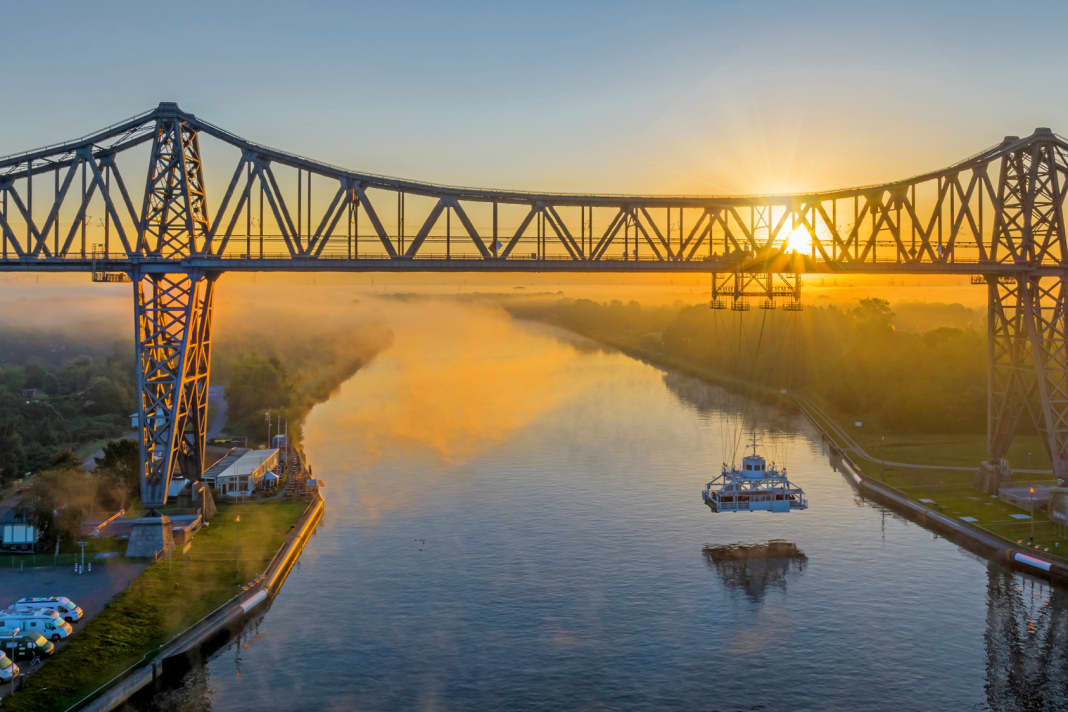 The Rendsburg transporter bridge connects both banks of the Kiel Canal