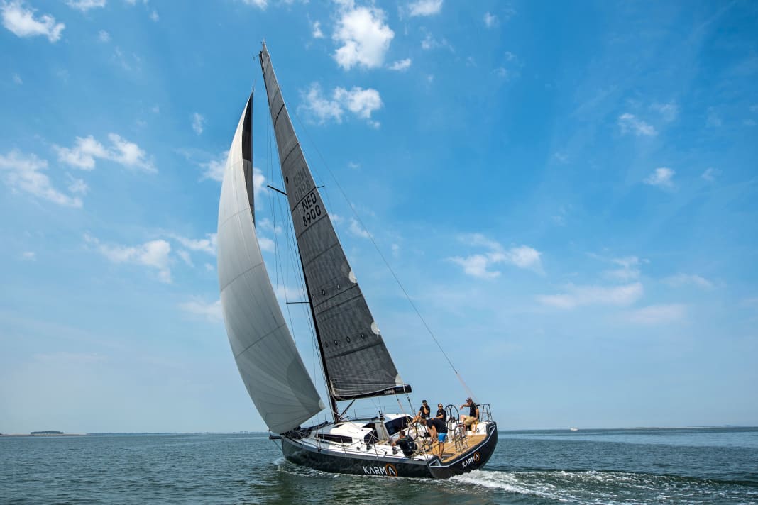 Le Code Zero tire fort - avec le vent de course, à tel point que le vrai vent est dépassé