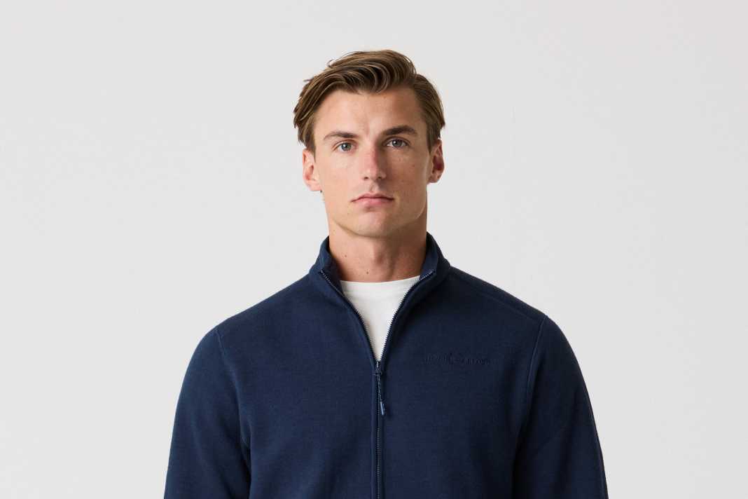 Der Halfzip aus der Airwool-Kollektion von Henri Lloyd ist aus Merinowolle gestrickt.