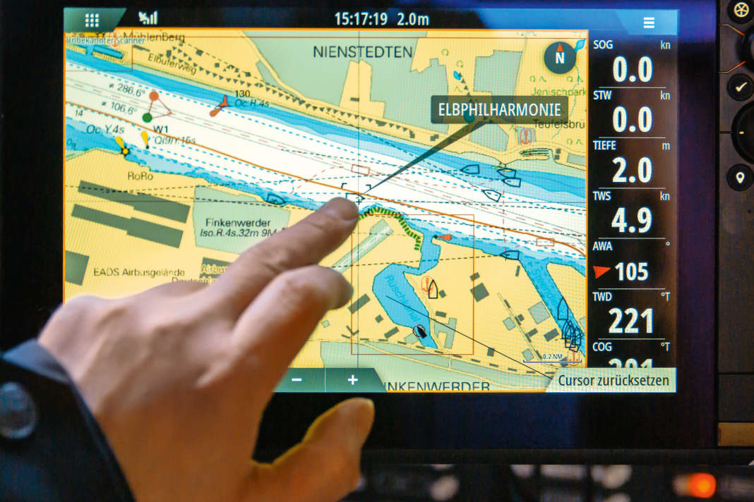Like the big ones: With an AIS transponder, your own boat is also on the screen