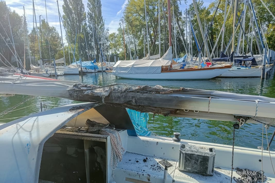 Die Bente 24 nach dem Brand. Die verkohlte Baumpersenning lässt erahnen, wie hoch die Flammen aus dem Niedergang loderten. Der tragbare Akku im Cockpit scheint nicht die Brandursache zu sein