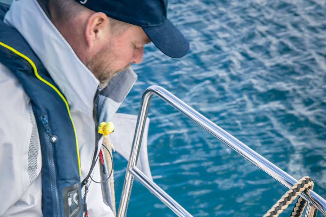 Festmacher über die Reling hinweg nach innen führen
