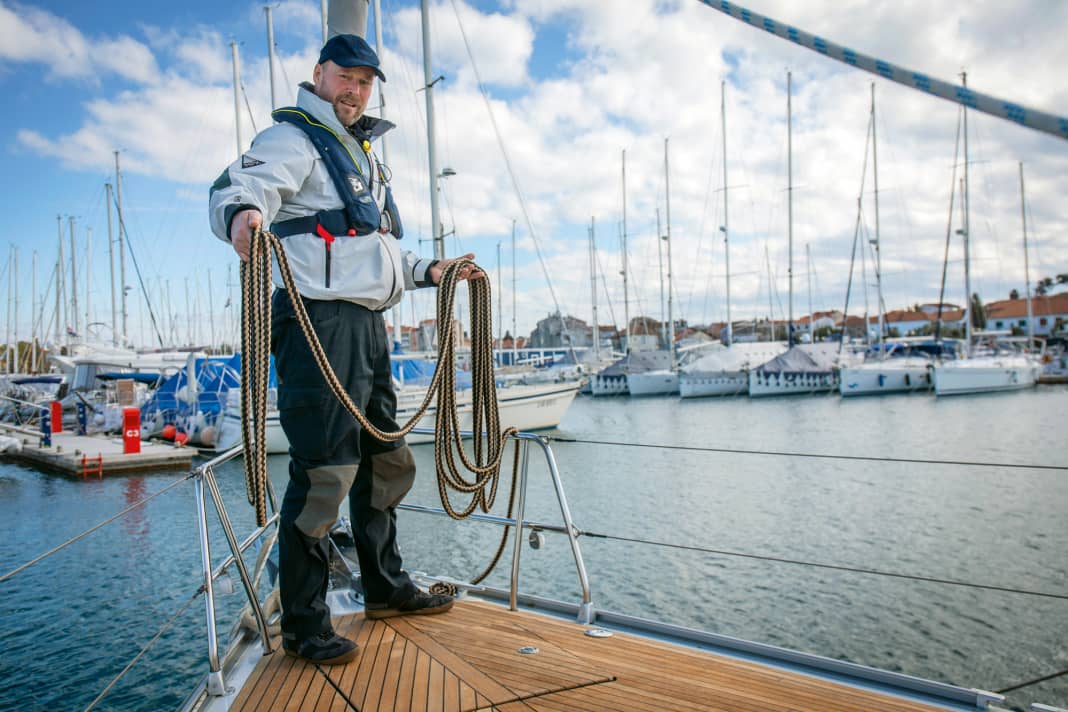 In entrambe le mani ci sono diverse insenature sparate e nella mano che scaglia, anche la parte sciolta