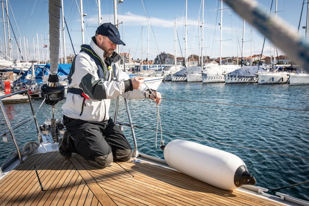 Fixer le pare-battage de la manière suivante