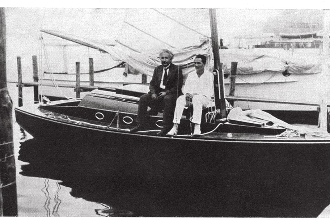 Prof. Albert Einstein an Bord seines Jollenkreuzers, der ihm von Freunden geschenkt wurde
