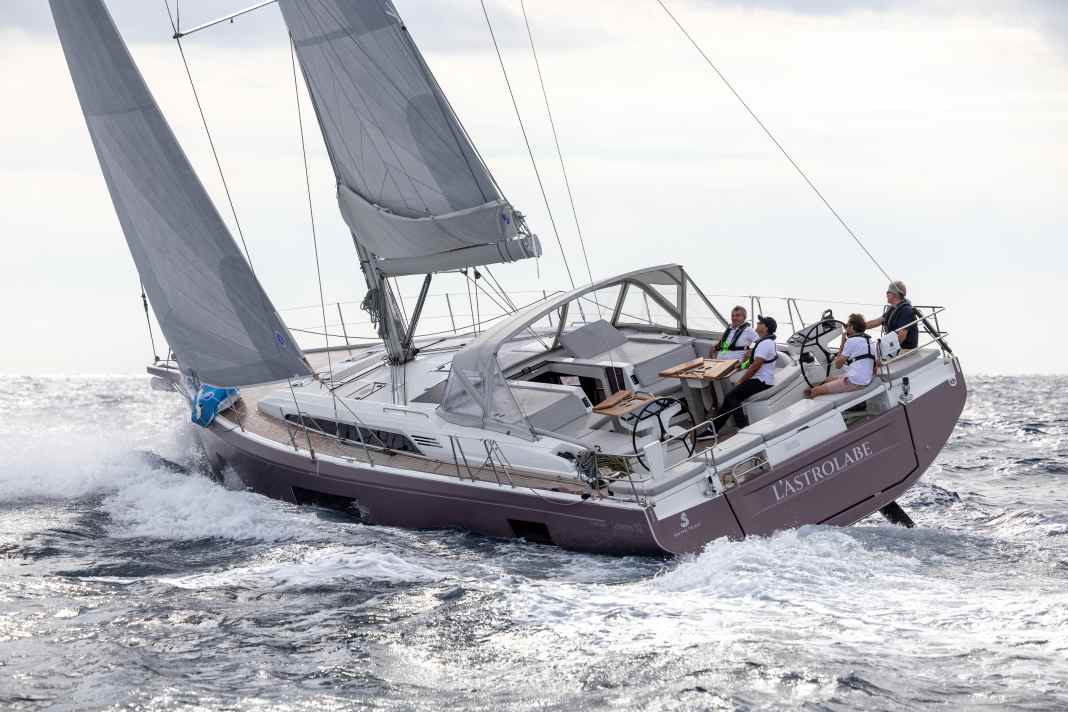 Viel Speed, wenig Krängung. Im Test bei Wind und Wellen zeigt die neue Oceanis 52 was in ihr steckt.