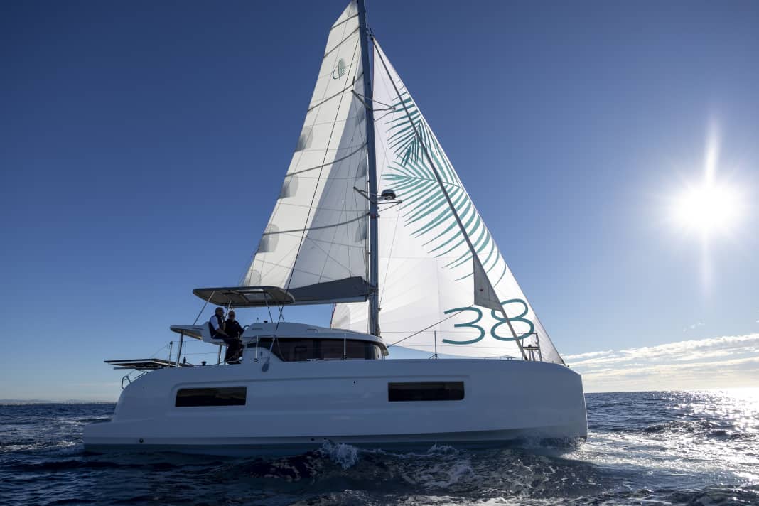 Può fare qualcosa. Il piccolo Lagoon 38 non ha problemi con vento e onde. Nel test YACHT, il principiante ha mostrato caratteristiche di navigazione impeccabili.