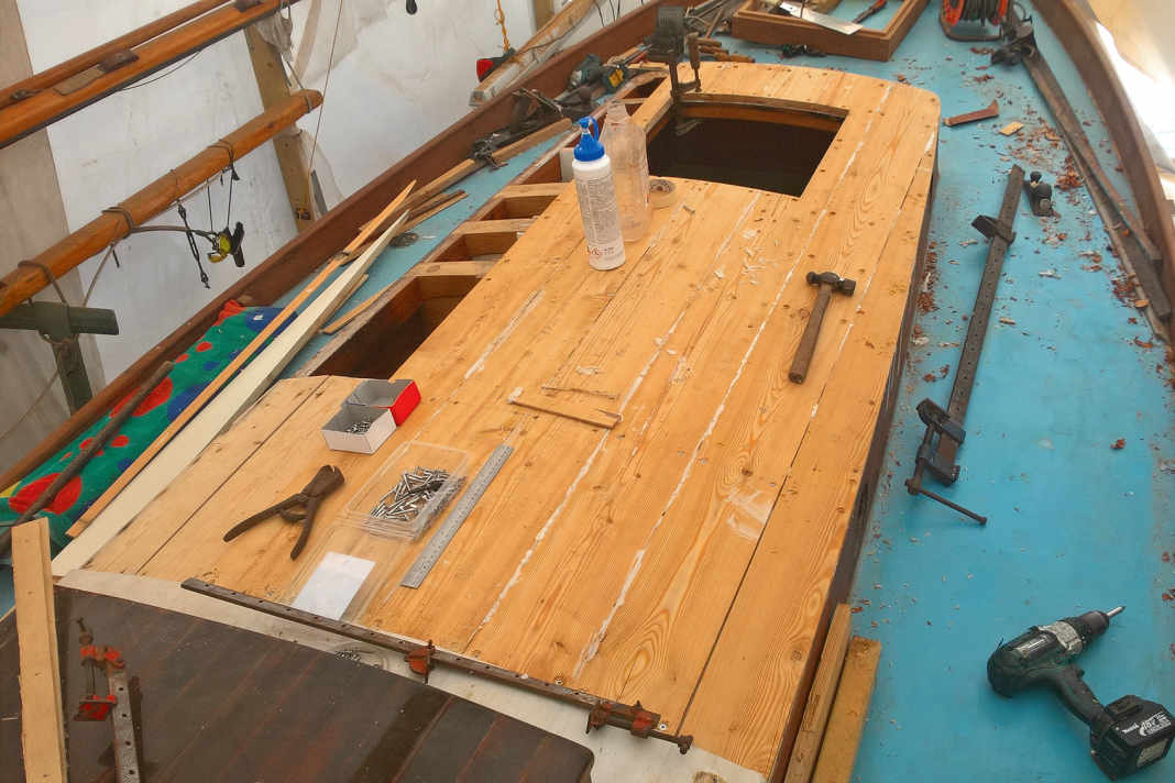 Le nouveau toit de la superstructure a été réalisé en planches de conifères grossières, selon une méthode de construction classique.