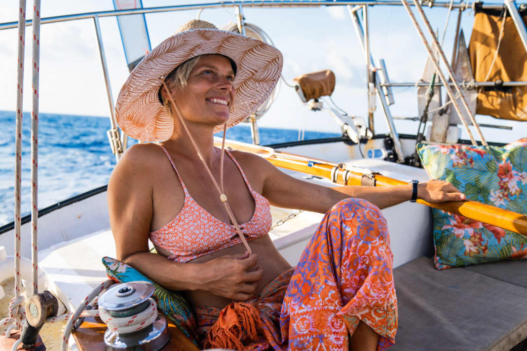 Détendu à bord. Collinson à la barre de son bateau en route pour Panama