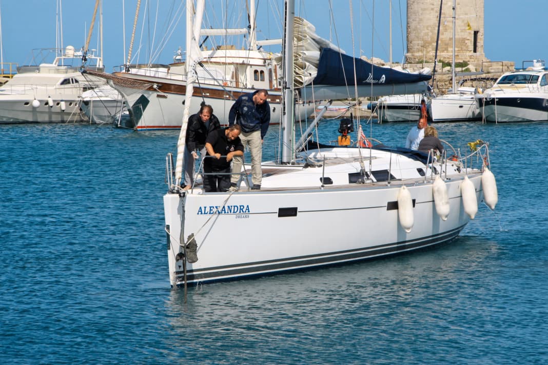 Ancres bouchées dans le port parce que l'amarrage se fait avec une ancre d'étrave au lieu d'une ancre de muraille