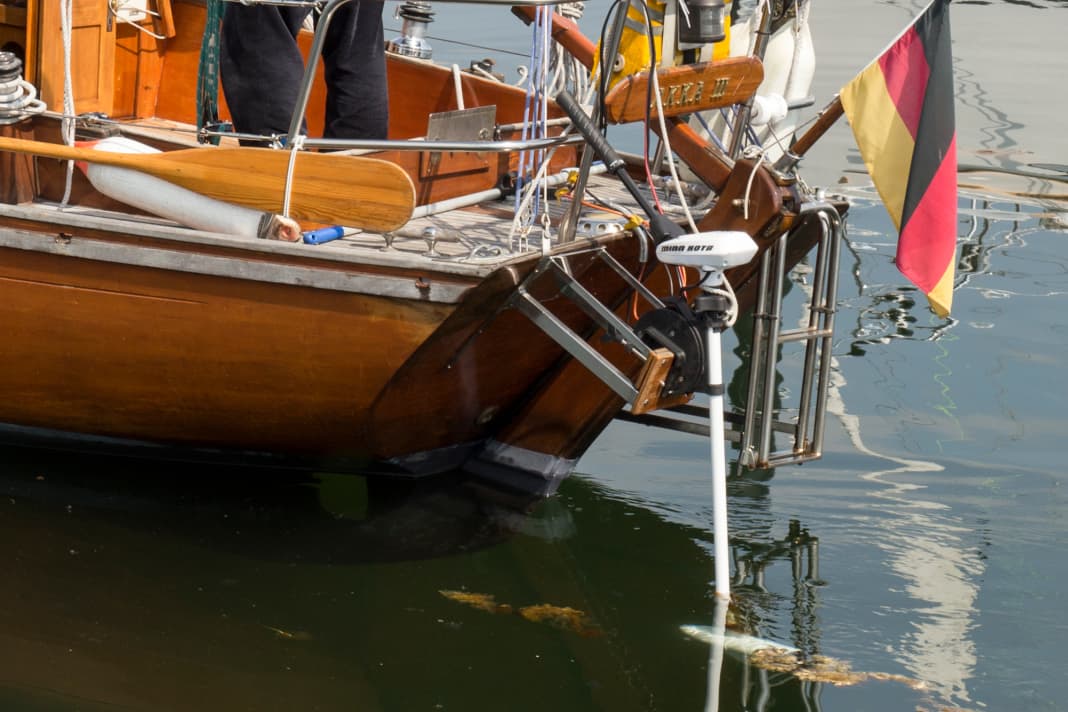 Fouet électrique sur un vieux yacht en bois