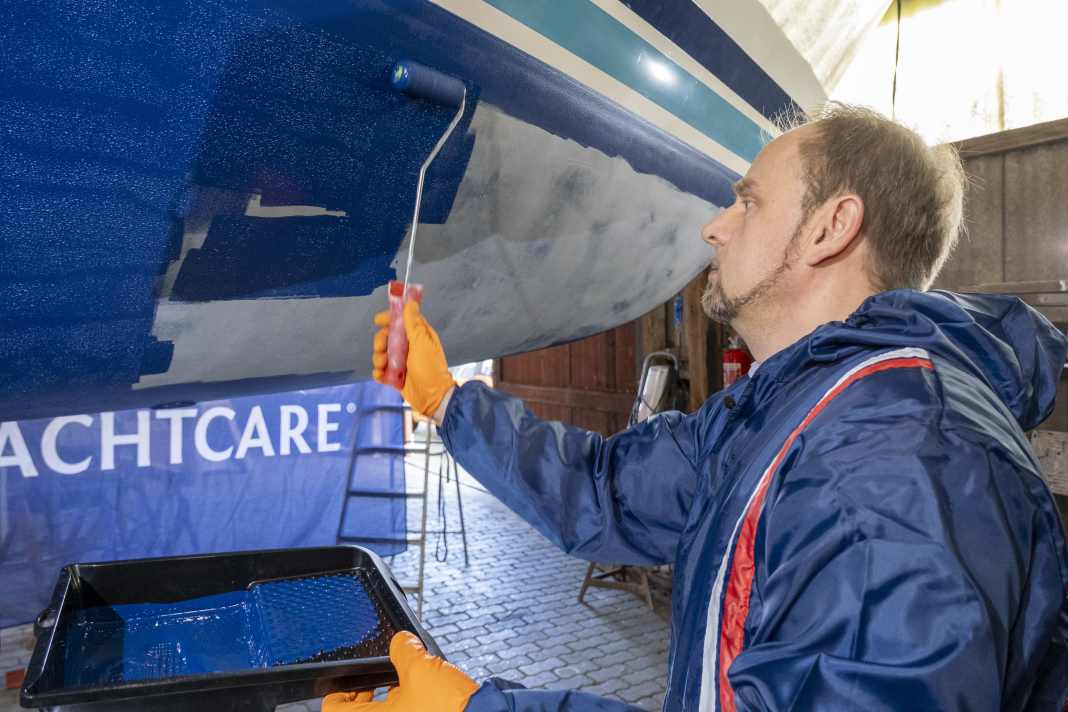 Wir konnten die Verarbeitung von Safeguard SP bereits ausprobieren, es kann einfach über den angeschliffenen Altanstrich gerollt werden.