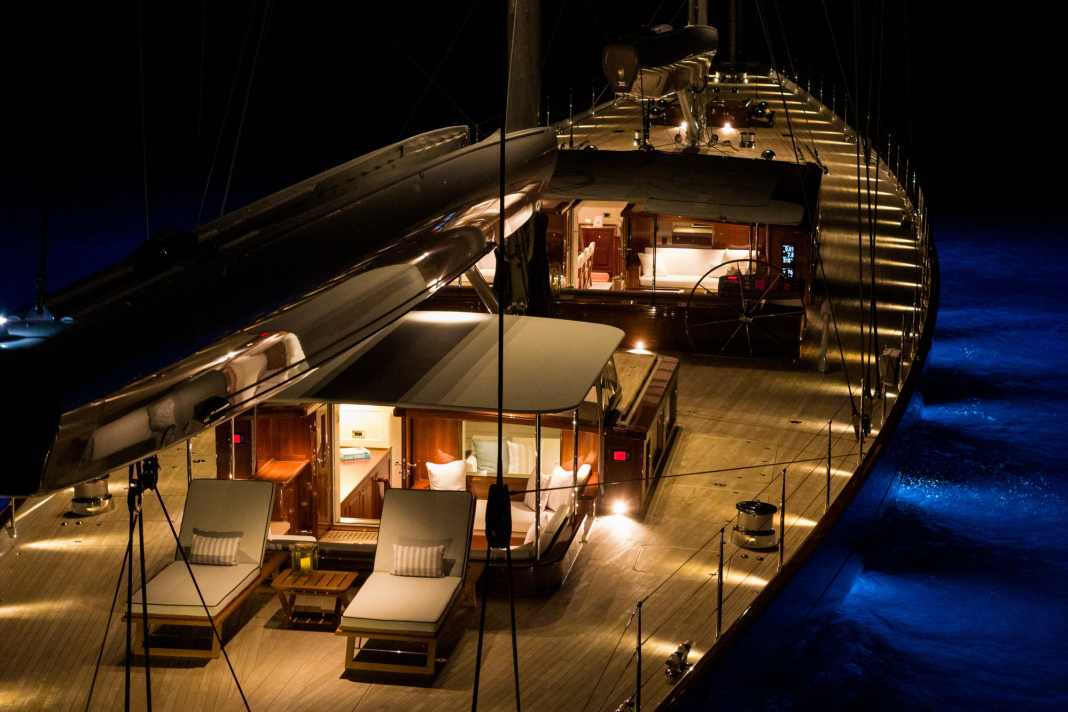 Passerelle : cette large passerelle se caractérise par des poteaux de rambarde situés à l'intérieur et un éclairage intégré au bastingage.