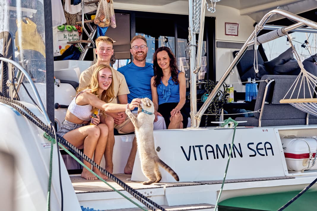 Doreen, 50, und Peter Hegemann, 52, mit Tochter Anna, 16, und Sohn Nicolas, 19, sowie Bordkatze „Flash“. Die Hamburger segelten mit ihrem neuen Lagoon 42-2 in die Karibik