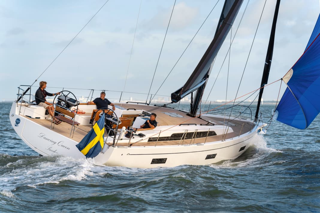 Rasse mit Klasse. Klare Linien und Strukturen.  Die neue Arcona 50 ist ein echter Hingucker und zeigt sich im Test  unter Segeln leistungsstark