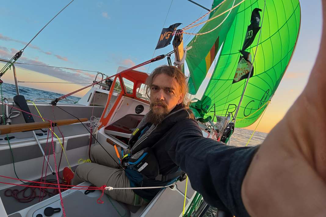 Coup d'œil dans le cockpit : il faudra probablement un peu moins d'un mois à Christian Sauer pour traverser l'Atlantique.