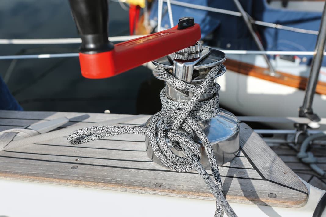 La mezza corsa evita di saltare dal selftailer e segnala agli altri membri dell'equipaggio di non rilasciare la drizza.