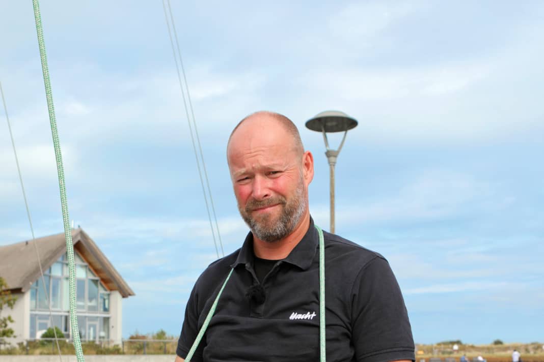 Guide the safety halyard with the loose end once around the neck, both parts should be about the length of the arm