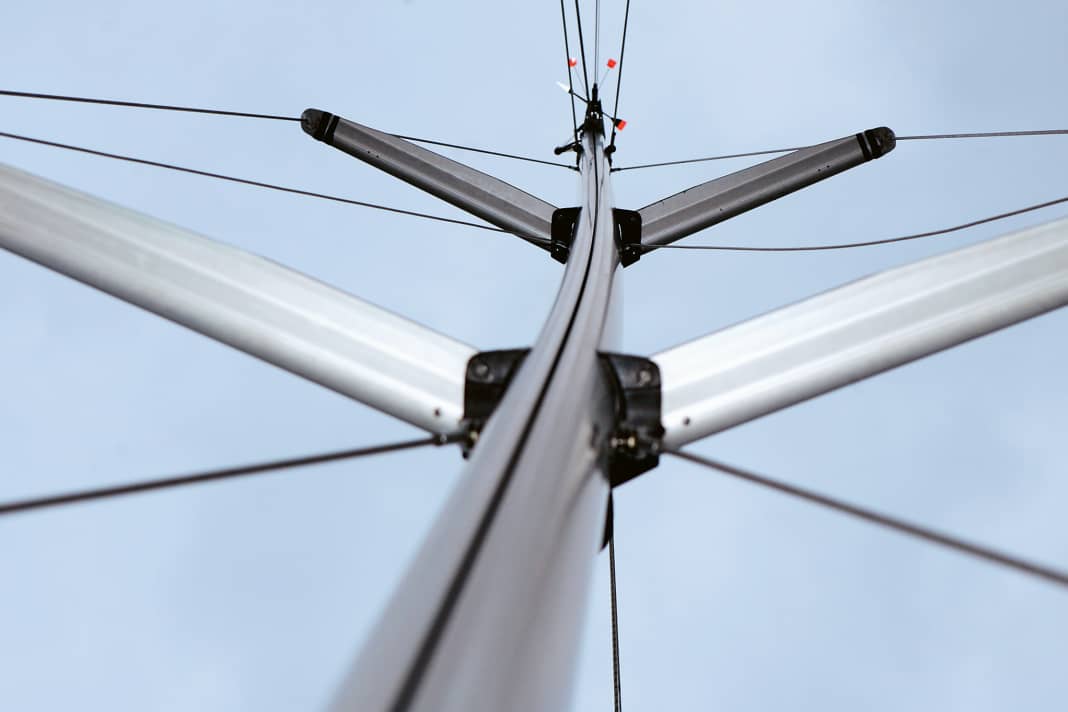 Ein Rigg mit offensichtlichem Trimmbedarf, wie die Peilung über die Mastnut erkennen lässt