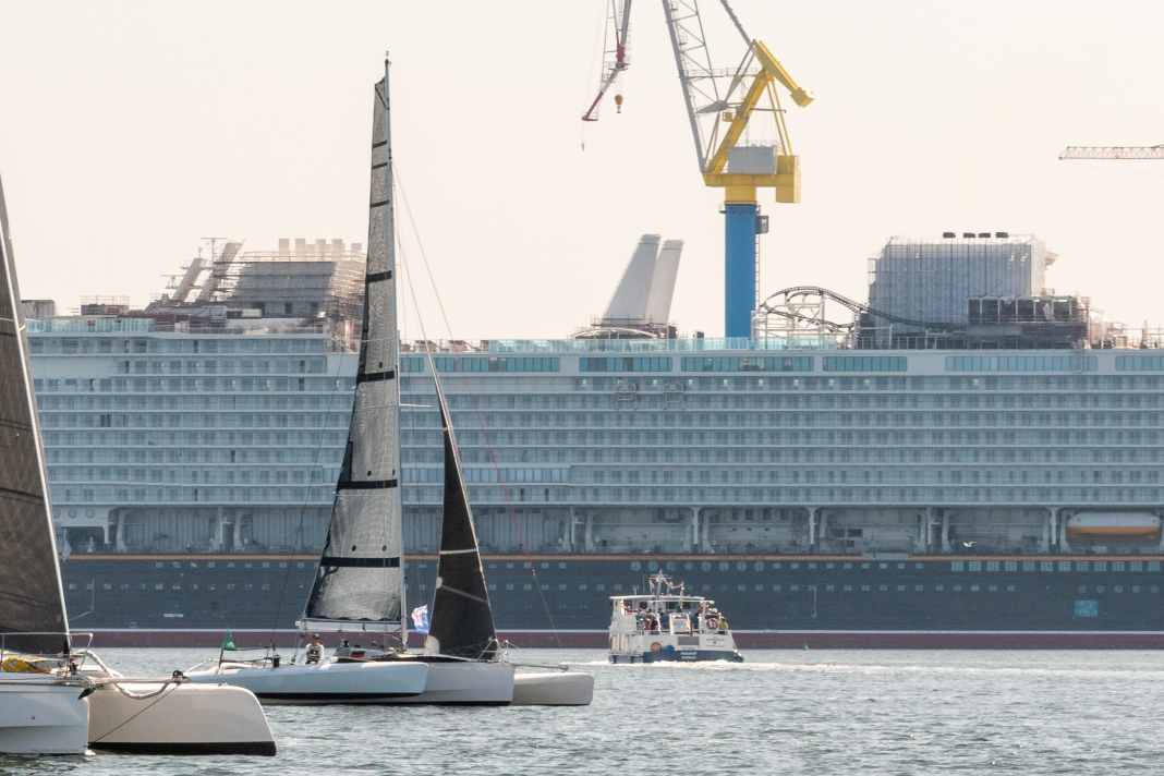 Der Trimaran "Avanza" beim Start in die MidsummerSail.