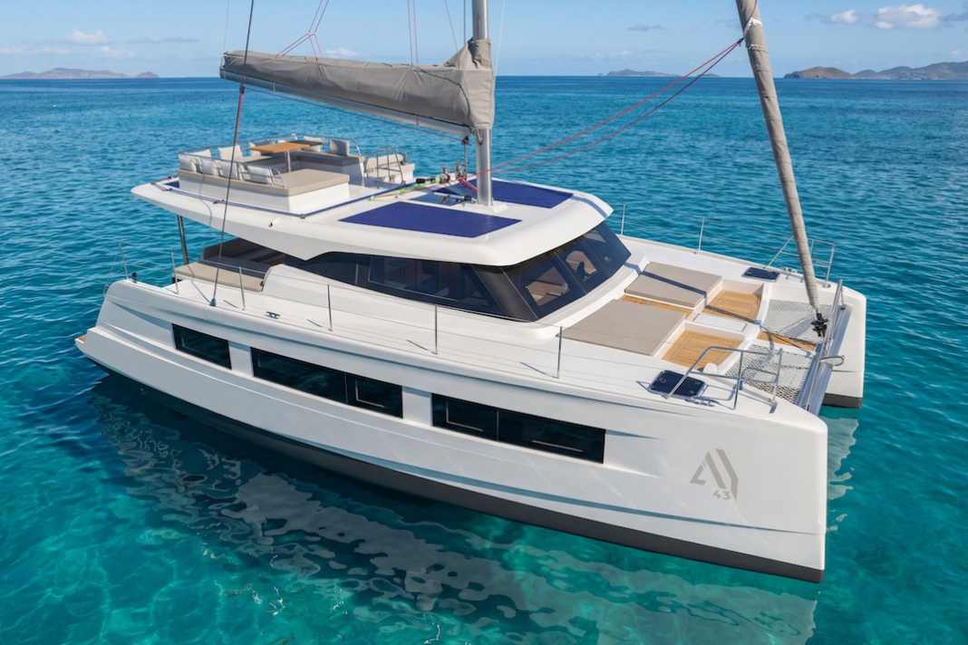 High hulls with chines, lots of windows, large areas on the foredeck. The new Aventura 43 also remains true to the brand's typical design language.