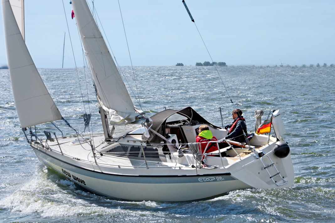 À toute vitesse : même par un vent de force six sur l'IJsselmeer, l'Etap offre encore une grande sécurité. C'est aussi grâce au cockpit protégé