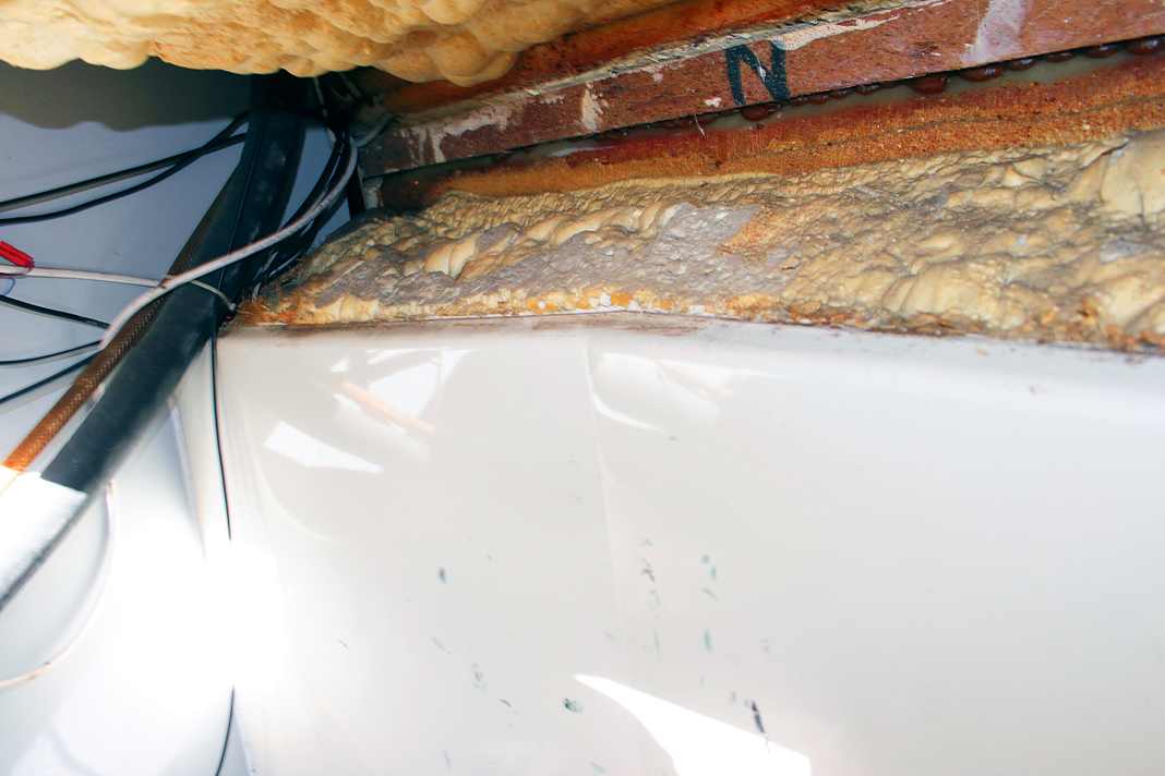 Foam: Only the older models from the 1980s have problems with open-pored foam. If it gets wet, it absorbs water and mould can form. However, moisture can also accumulate between the hull shells in later models under certain circumstances. It is difficult to measure from the outside, but it is advisable to look into the space between the hull shells (forecastle box)