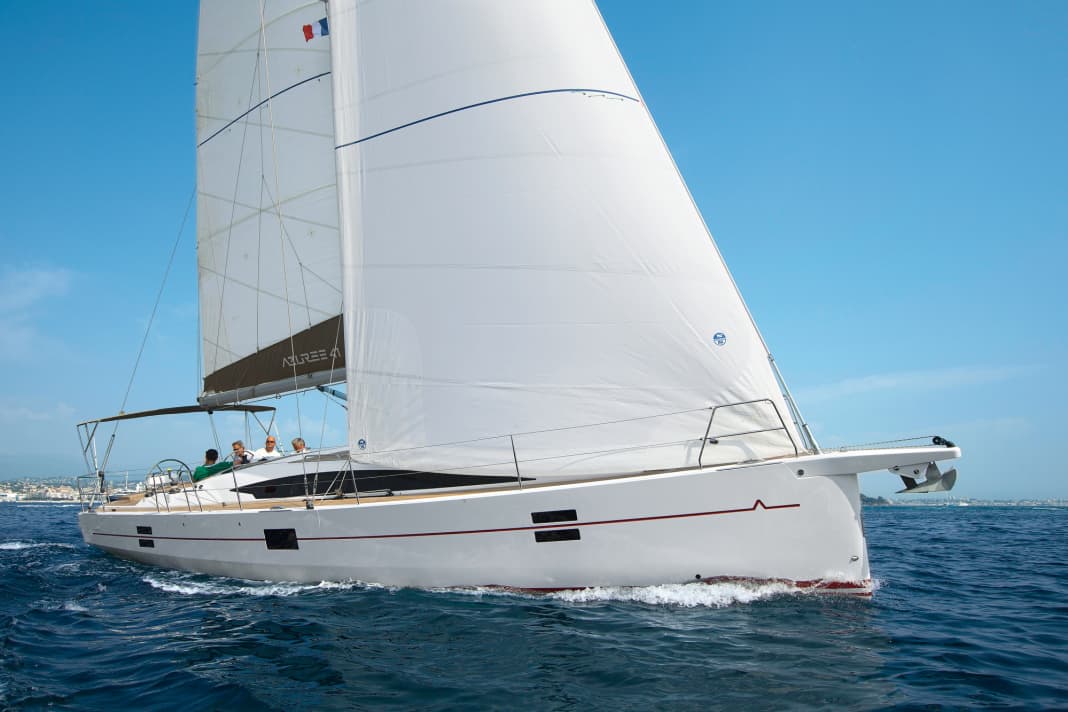 With corners and bevelled edges. The look is striking and exciting. The bowsprit also serves as an anchor bracket and free-floating step