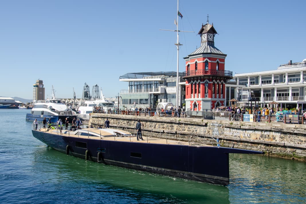 Mit Bugspriet misst „Gelliceaux“ 35,51 Meter in der Länge. Der Stapellauf sorgte für Aufsehen auf den Kaianlagen von Kapstadts Victoria & Alfred Waterfront