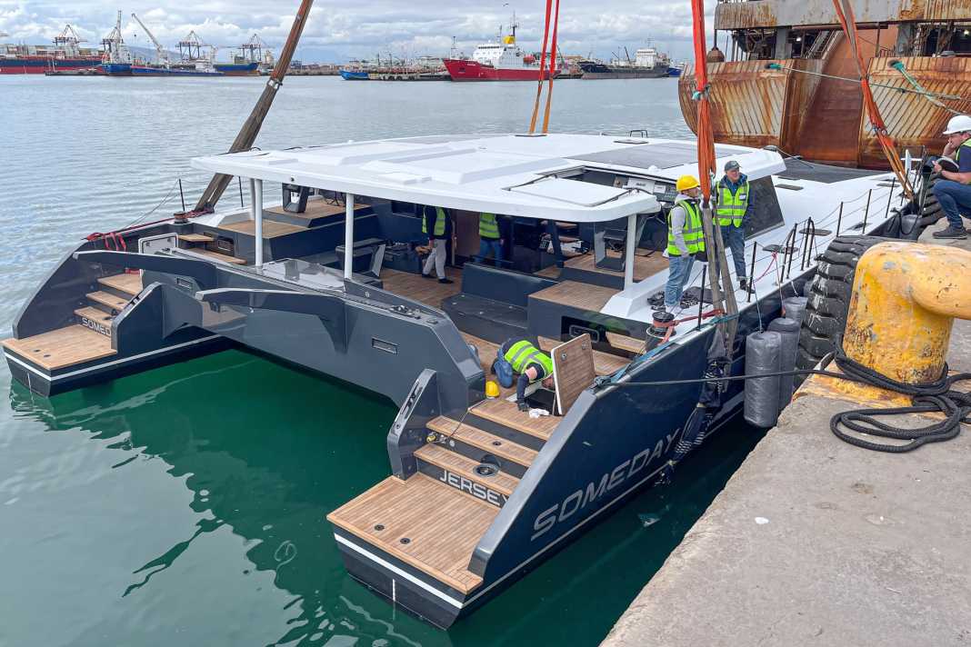 Il primo Balance 750 "Someday" aveva solo 30 tonnellate di gru quando è stato varato a Città del Capo.