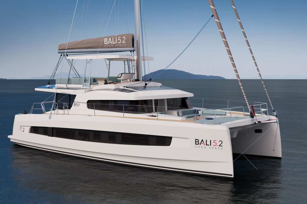 Viele Fenster, hohe Rümpfe und obendrauf eine Flybridge mit Bimini. Der Bali 5.8 ist sehr konsequent auf Volumen und Luxus gebürstet.