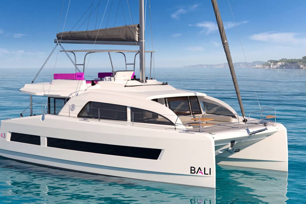 Neues Boot, neues Konzept, neue Silhouette. Markant sind die weit nach vorne gezogenen Flanken des Kajütaufbaus. Die sorgen für guten Schutz im Frontcockpit.