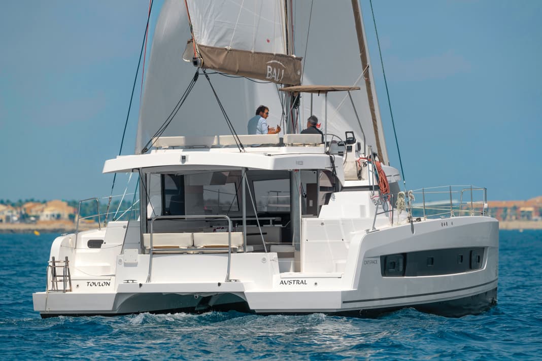Haut et imposant. Le flybridge se distingue par sa taille