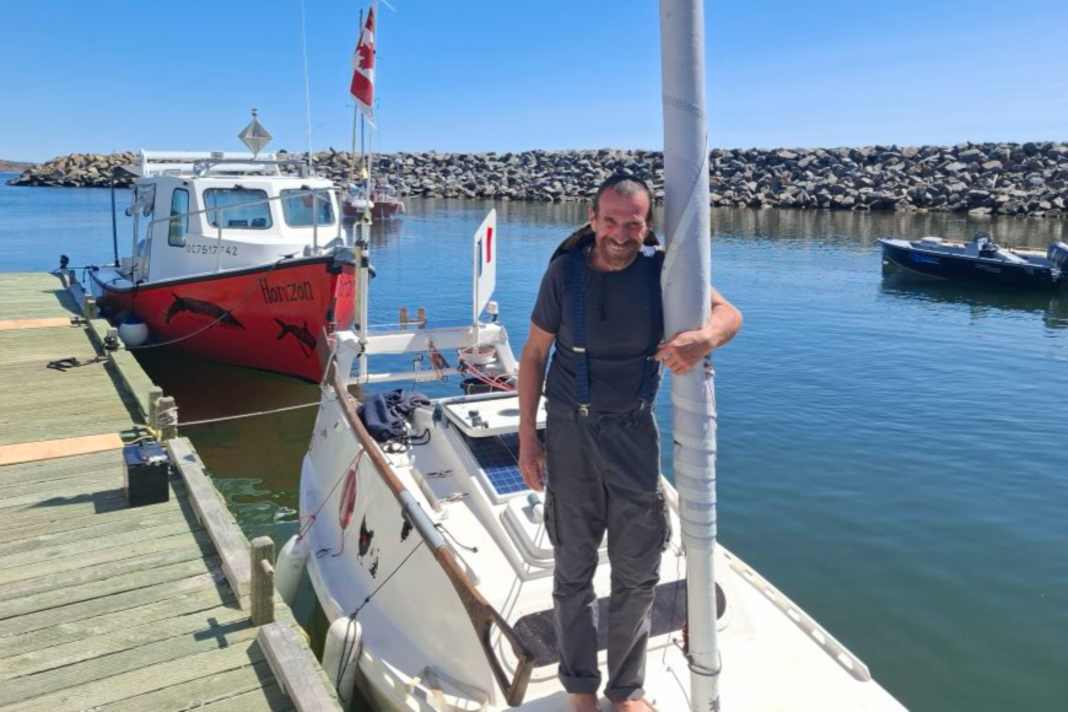 Yann Quenet auf seiner Mikroyacht "Baluchon"