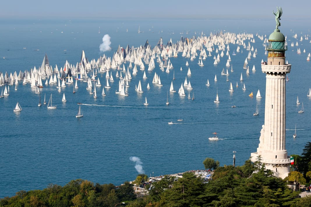 Segnale di partenza della 55a Barcolana. Oltre 1.770 imbarcazioni sulla linea di partenza