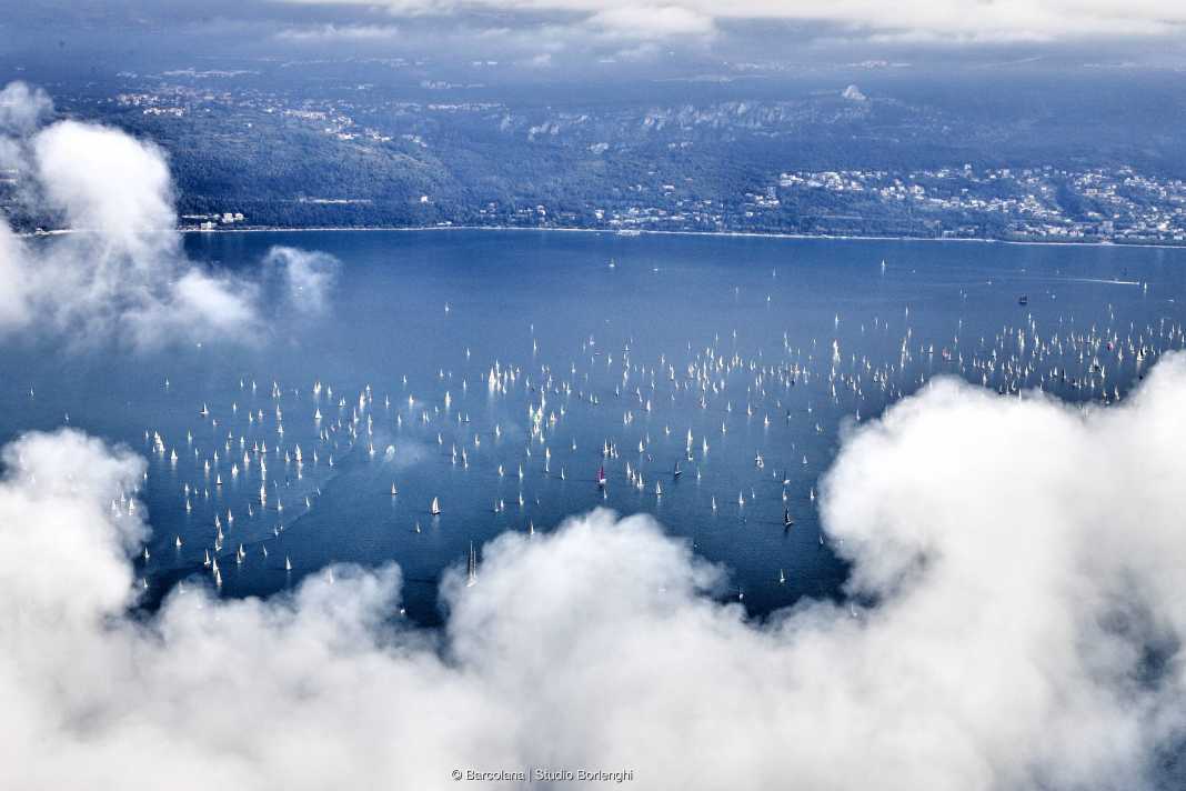 Au-dessus des nuages : une perspective particulière sur le départ de la Barcolana de cette année
