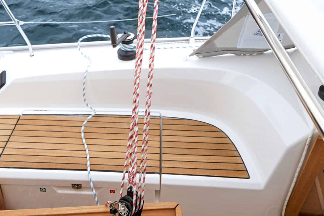 Bavaria Cruiser 33: Die Großschot-Talje ist an einem Bügel auf dem Cockpittisch angeschlagen und dort bestens greifbar, eine prima Lösung für einfaches Handling