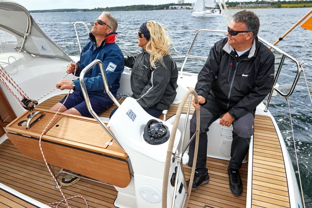 Bavaria Cruiser 33 : le barreur est assis de manière détendue et dispose de suffisamment d'espace pour prendre la roue entre ses jambes. Le winch de génois reste à sa portée. Mais l'équipage manœuvre aussi bien et avec une bonne visibilité dans la voile.